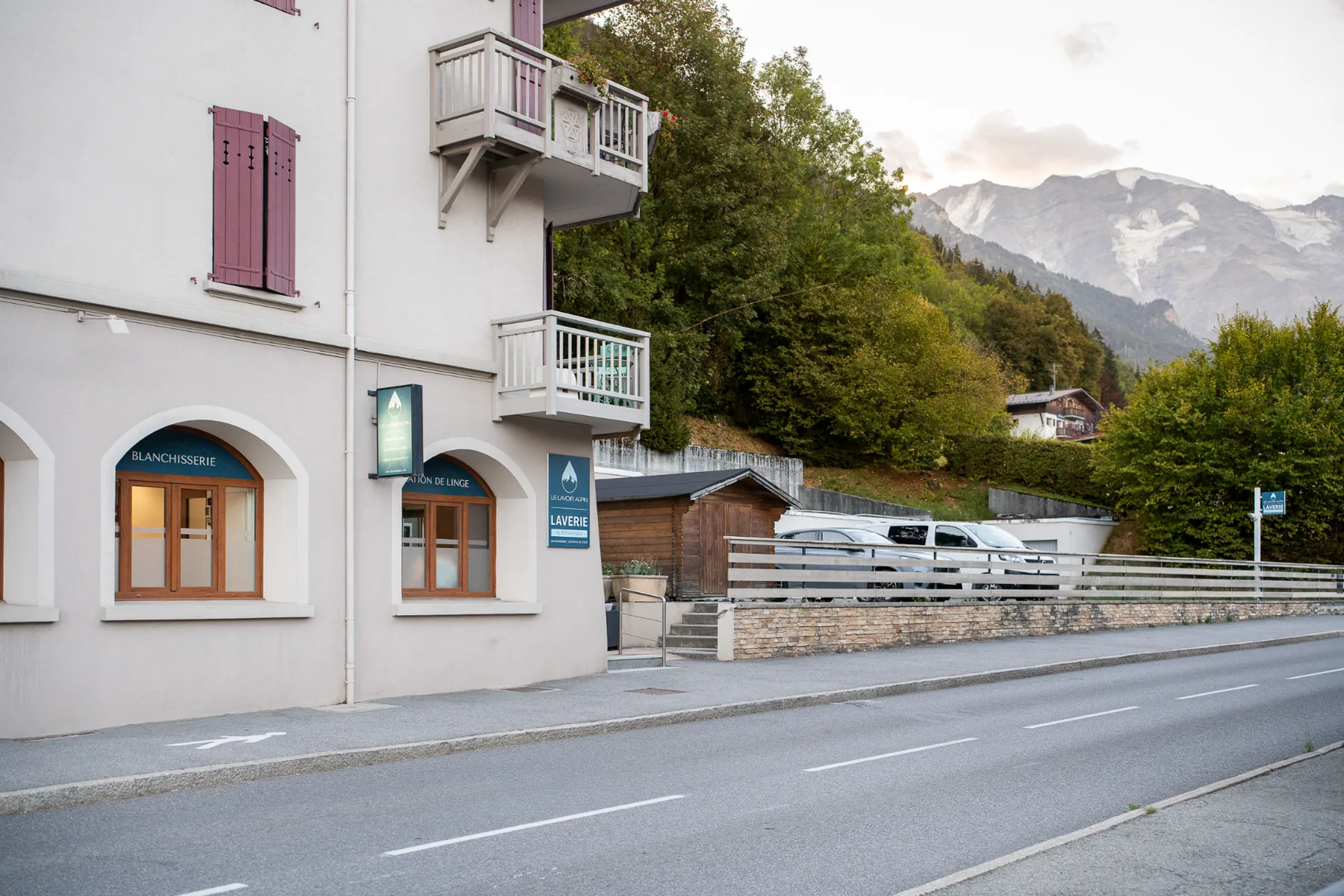Façade du Lavoir Alpin, avenue de Miage à Saint-Gervais-les-Bains, avec le massif en arrière-plan